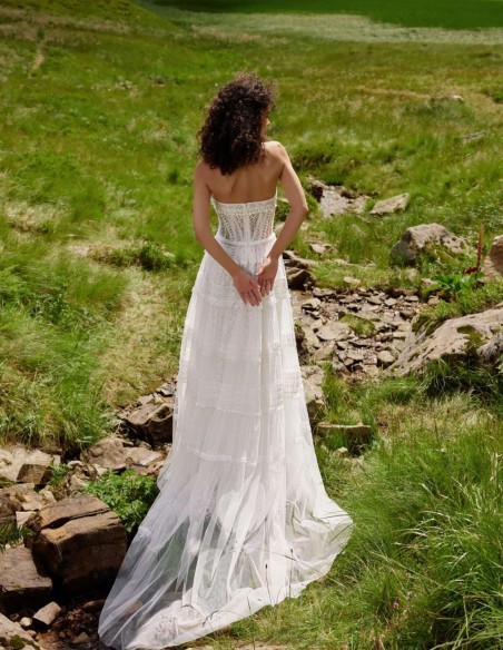 Long wedding dress with sweetheart neckline made of lace