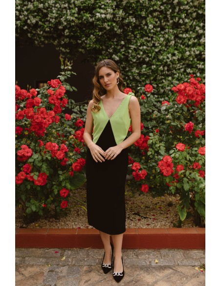 Vestido midi de fiesta para invitada bicolor con fular y escote en pico