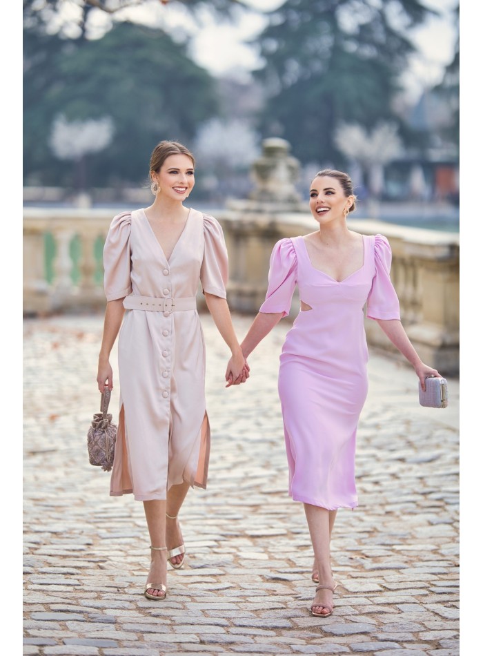Vestido midi para invitada con cut-out y maxi lazo