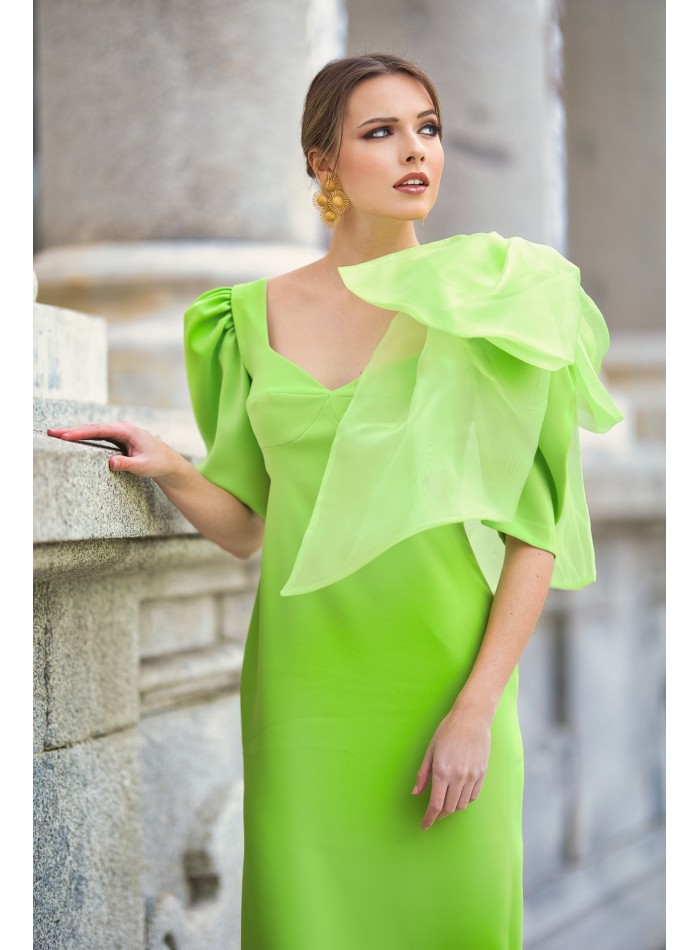 Robe midi avec nœud maxi et découpe pour l'invitée