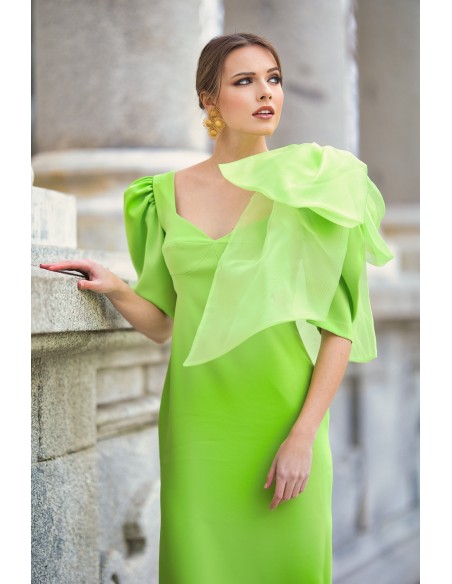 Vestido midi para invitada con maxi lazo y cut-out