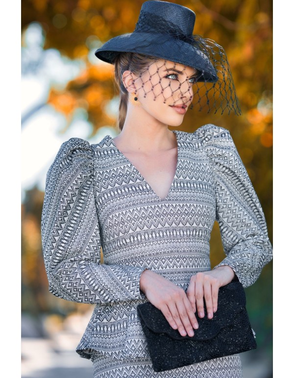 Guest top with puffed sleeves in black and white