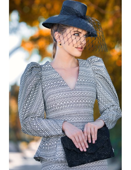 Guest top with puffed sleeves in black and white