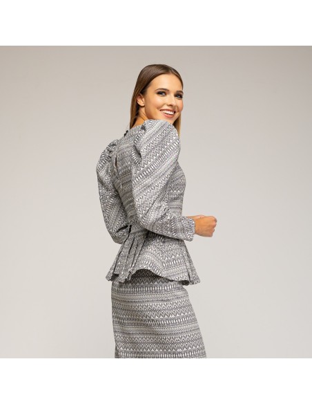 Guest top with puffed sleeves in black and white