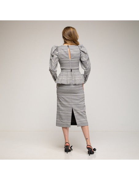 Guest top with puffed sleeves in black and white