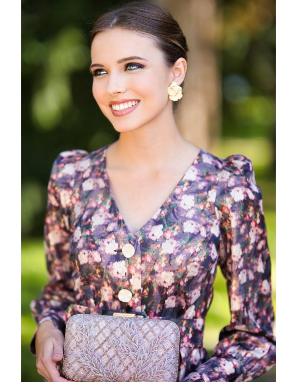 Guest blouse with V-neckline and long sleeves