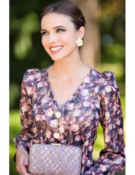 Guest blouse with V-neckline and long sleeves