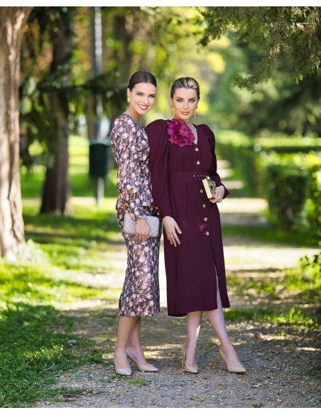 Guest blouse with V-neckline and long sleeves