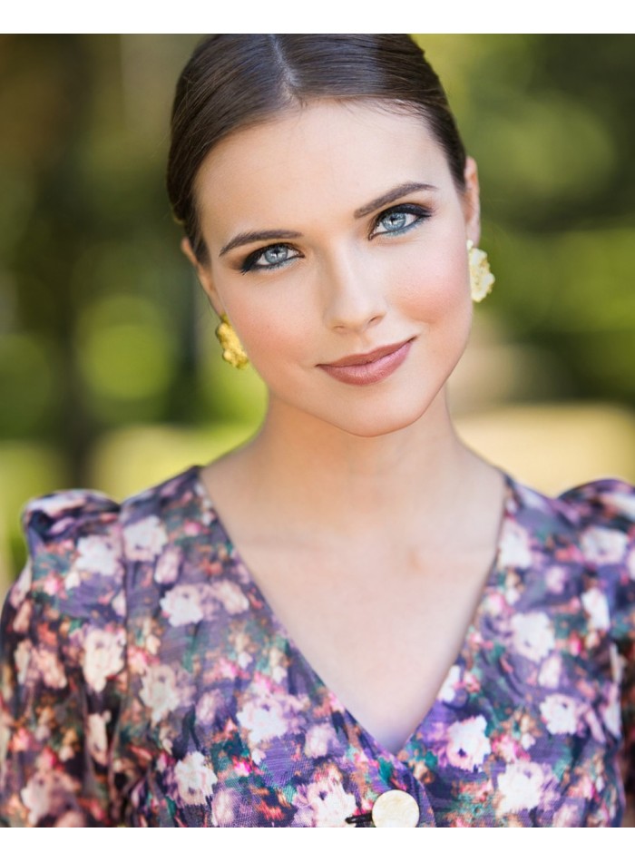 Guest blouse with V-neckline and long sleeves