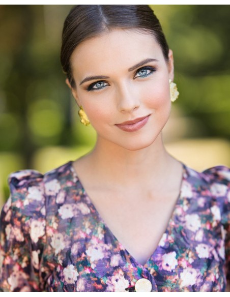 Guest blouse with V-neckline and long sleeves