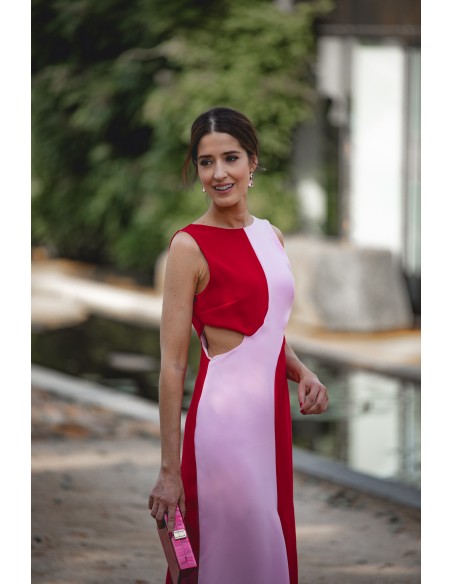Vestido midi bicolor para invitada con cut-out