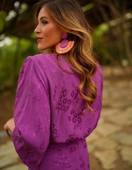 Blusa morada con hombreras