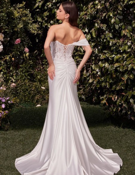 Vestido de novia satinado con encaje y hombro descubierto