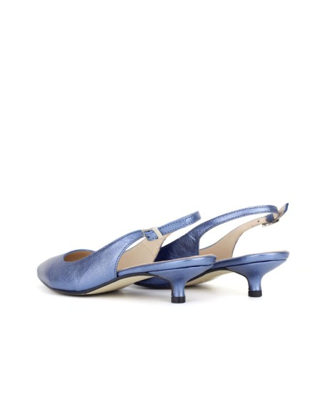 Low-heeled heeled shoe with metallic finish