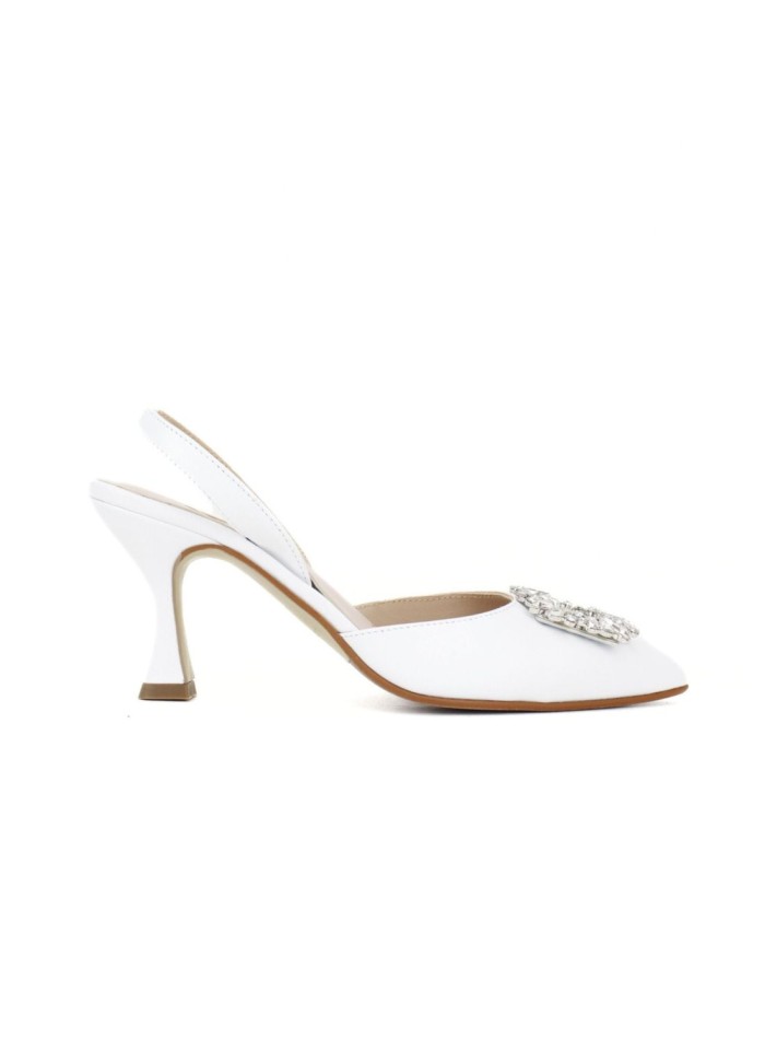 Zapato de tacón blanco destalonado con adorno...