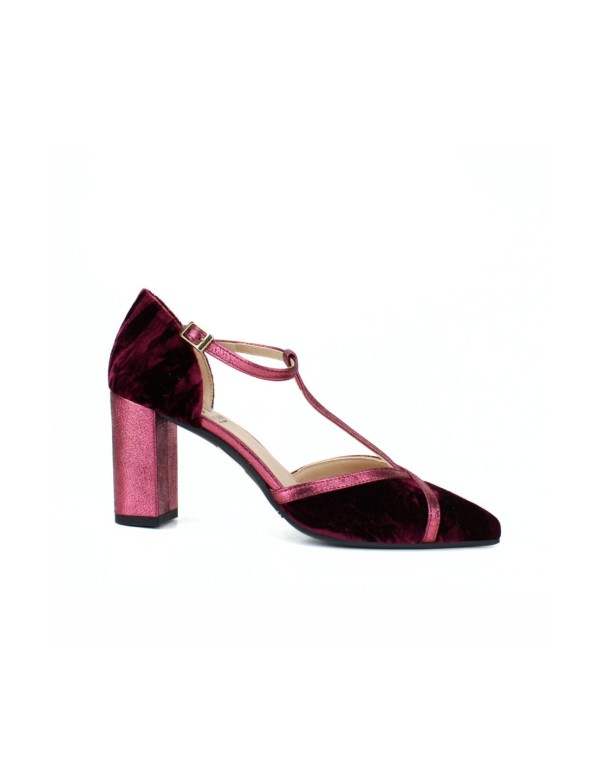 Burgundy velvet heeled shoe with metallic straps