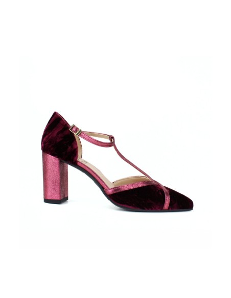 Burgundy velvet heeled shoe with metallic straps