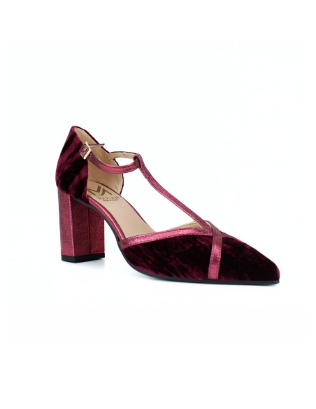 Burgundy velvet heeled shoe with metallic straps