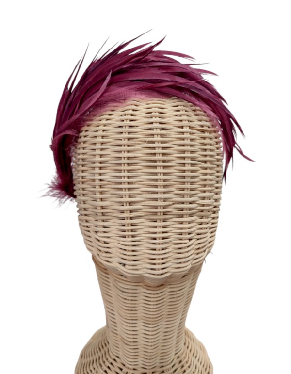 Diadema de invitada artesanal con plumas de oca granate para bodas
