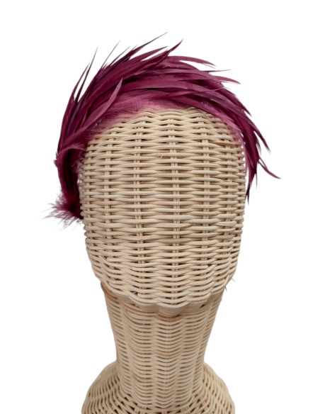 Diadema de invitada artesanal con plumas de oca granate para bodas
