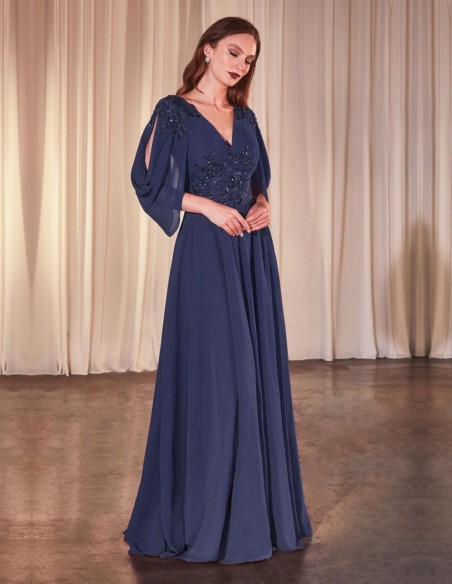 Longue robe d'invité en mousseline de soie avec manches ouvertes et détails en strass