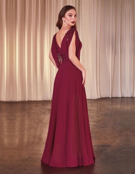 Longue robe d'invité en mousseline de soie avec manches ouvertes et détails en strass