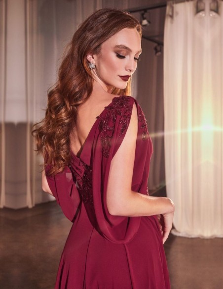 Longue robe d'invité en mousseline de soie avec manches ouvertes et détails en strass