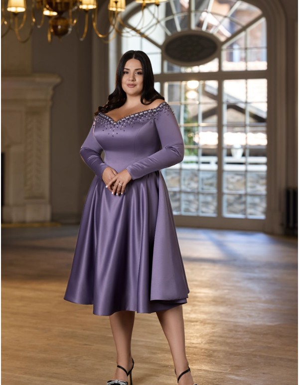 Robe d'invité en satin avec détails en strass