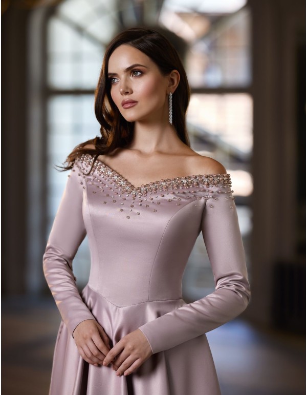 Robe d'invité en satin avec détails en strass