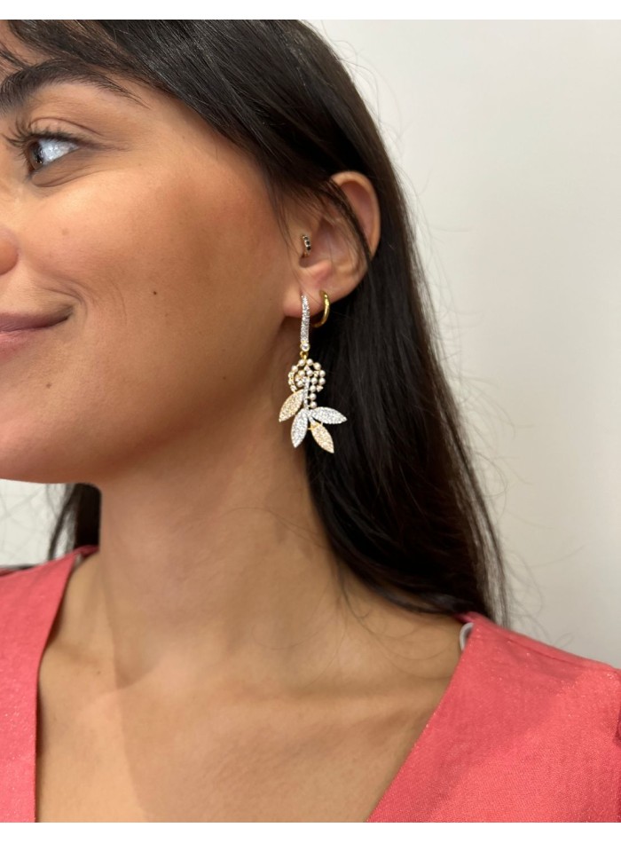 Pendientes de hojas y perlas dorado