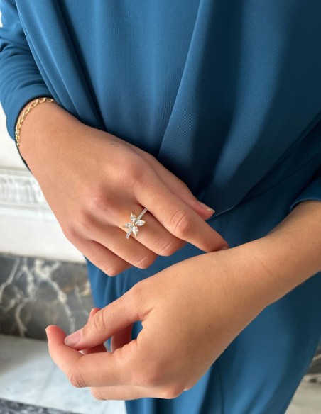 Adjustable flower ring with zirconia