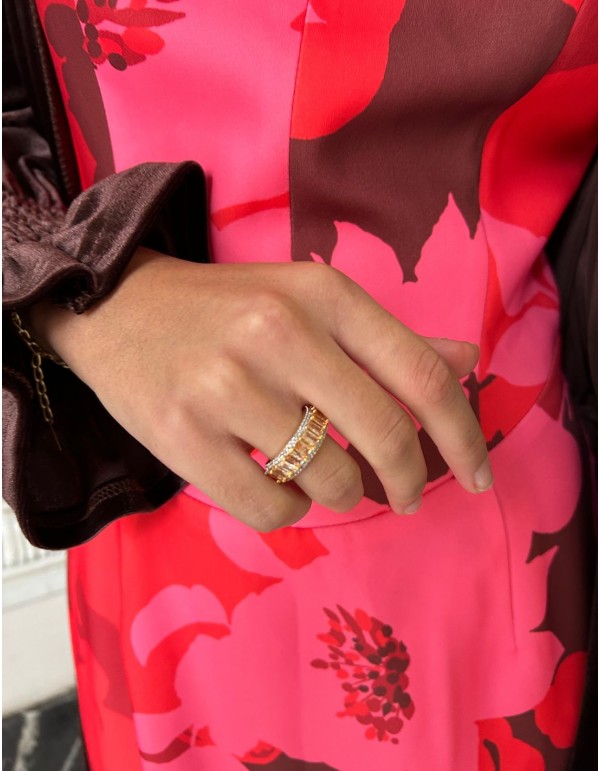 Ring with baguette cut zircons