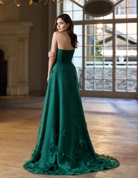 Vestido largo para invitada con flores 3D y bolero desmontable