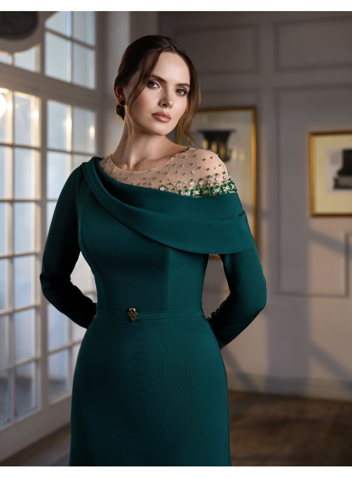 Robe de soirée longue avec encolure asymétrique...