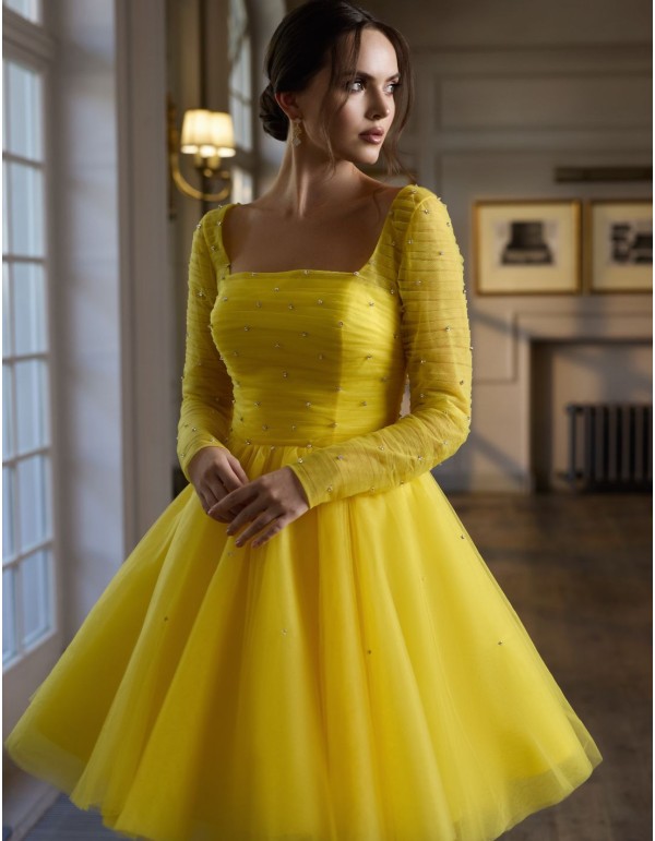 Robe de soirée avec encolure carrée et jupe fluide