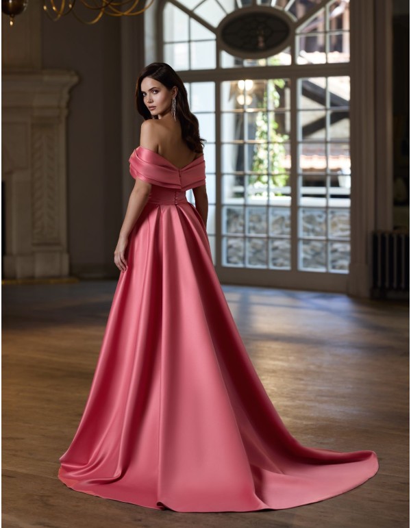 Vestido largo para invitada con escote asimétrico y falda de cola 2