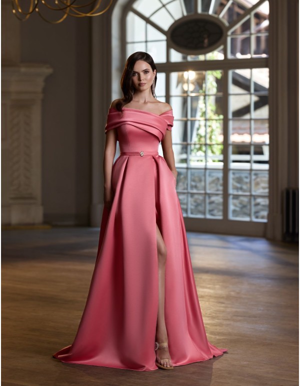 Vestido largo para invitada con escote asimétrico y falda de cola