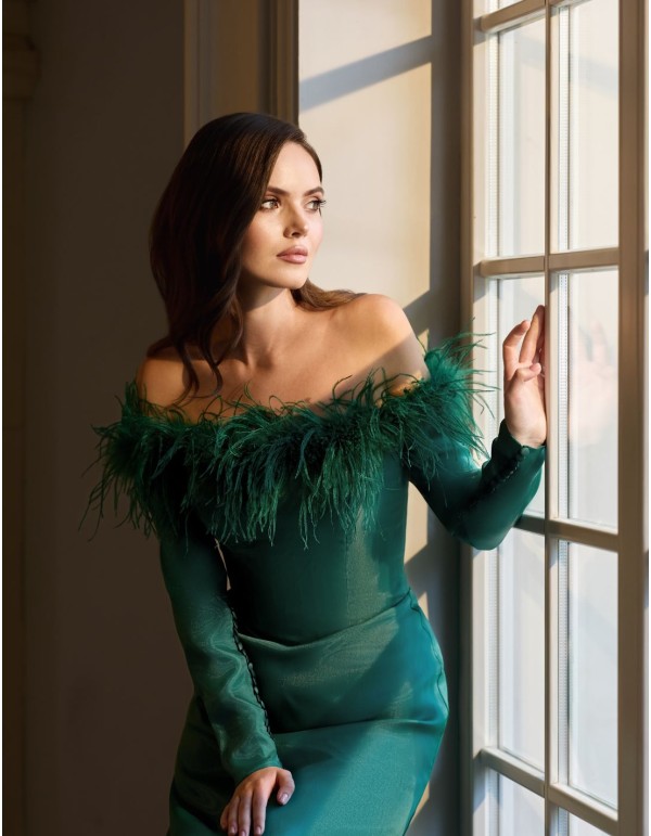 Vestido largo para invitada con escote palabra de honor de plumas y manga larga