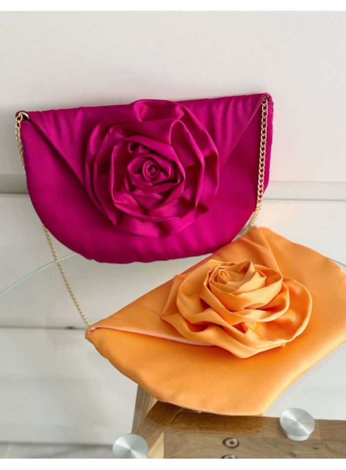 Bolso de mano con detalle maxiflor y cadena...