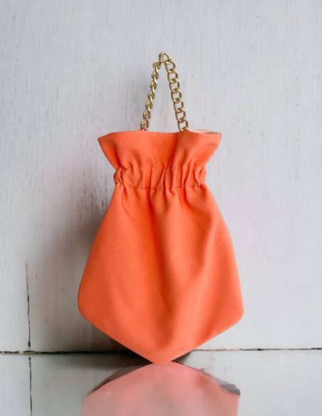 Bolso de fiesta bombonera lisa con cadena corta dorada trenzada