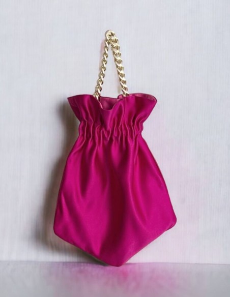 Bolso de fiesta bombonera lisa con cadena corta dorada trenzada