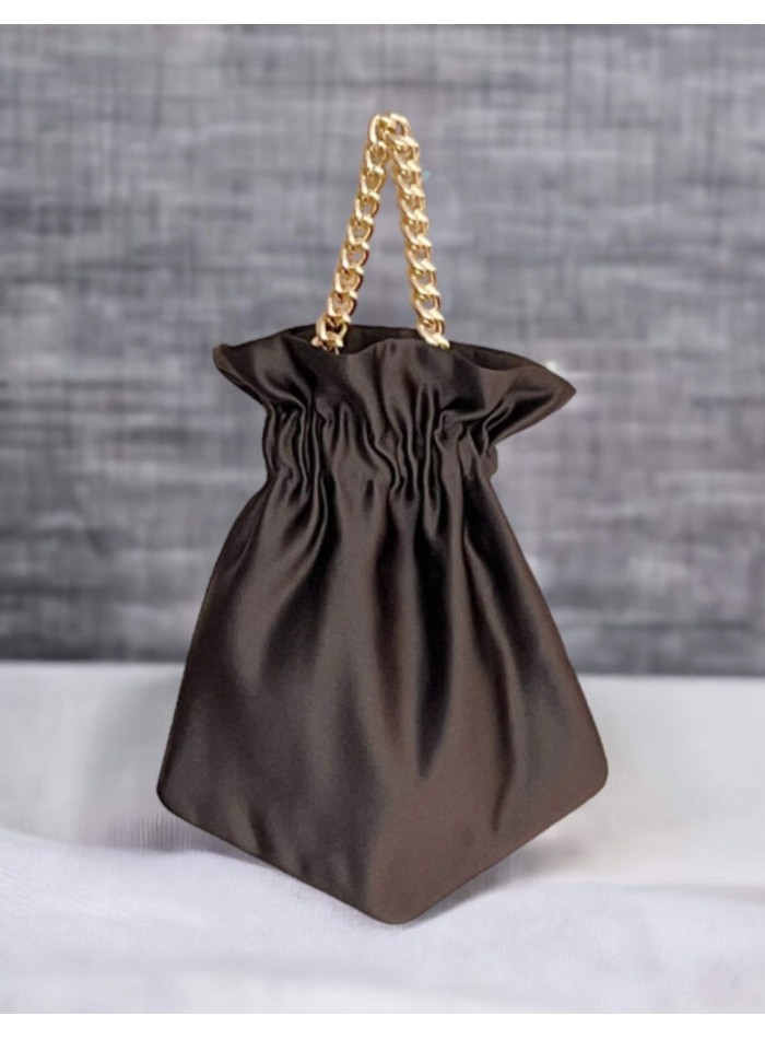 Bolso de fiesta bombonera lisa con cadena corta...