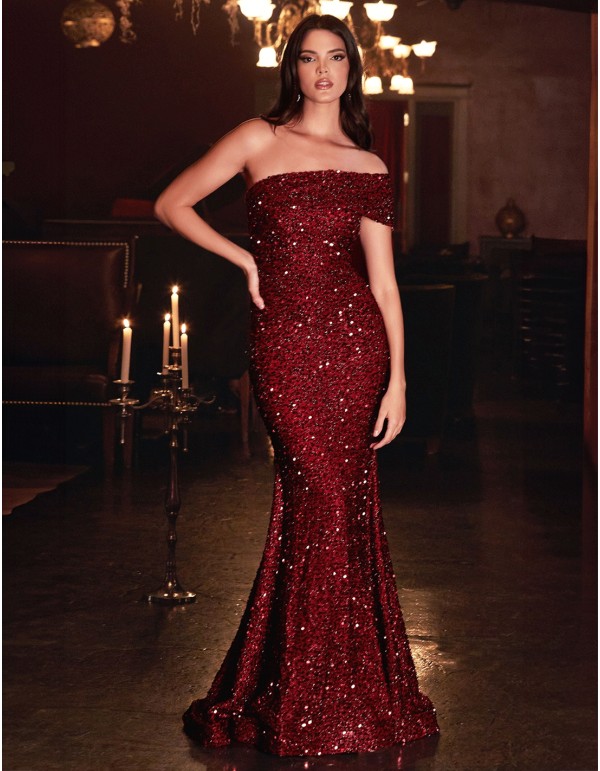 Longue robe de soirée à paillettes pour les invités
