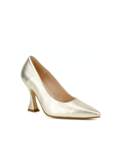 Gold shoes with metallic finish and trapezoidal heel