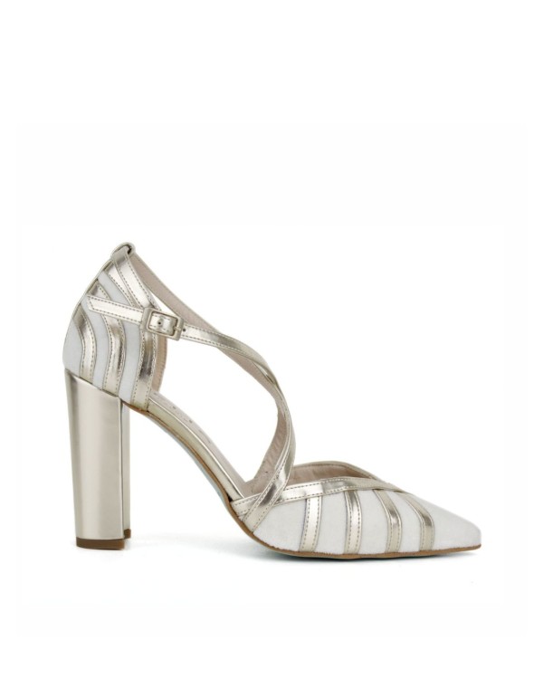 Wide heeled shoe in metallic finish with crossed straps