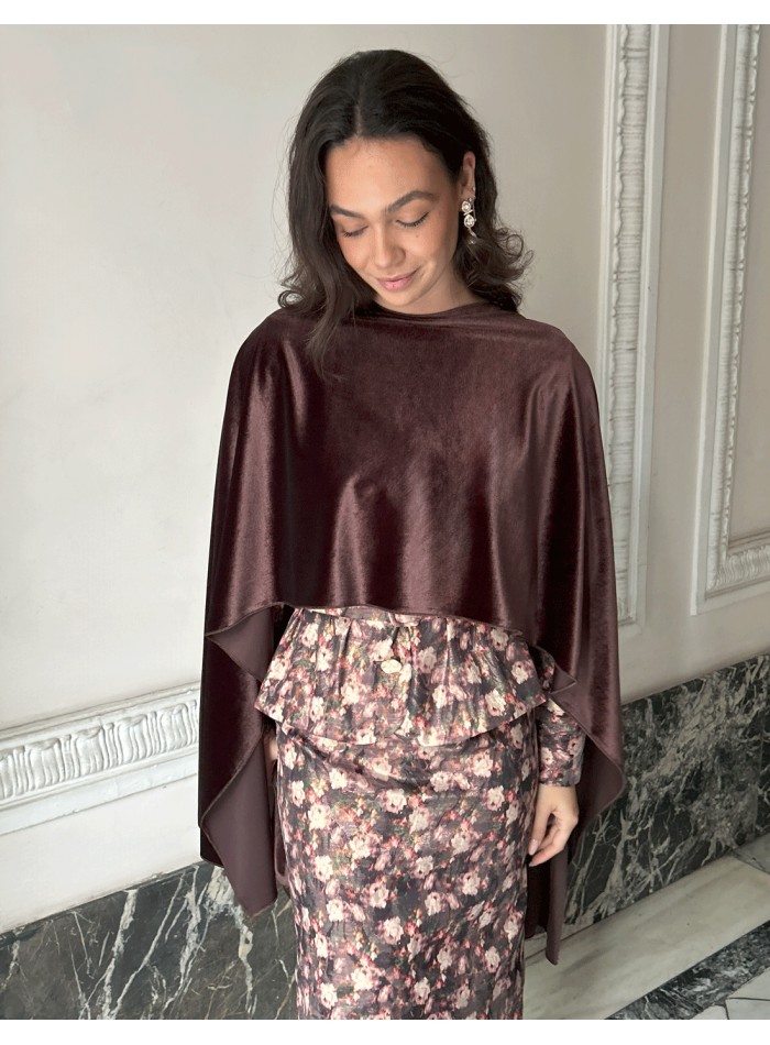 Multiposition fine velvet cape for guests