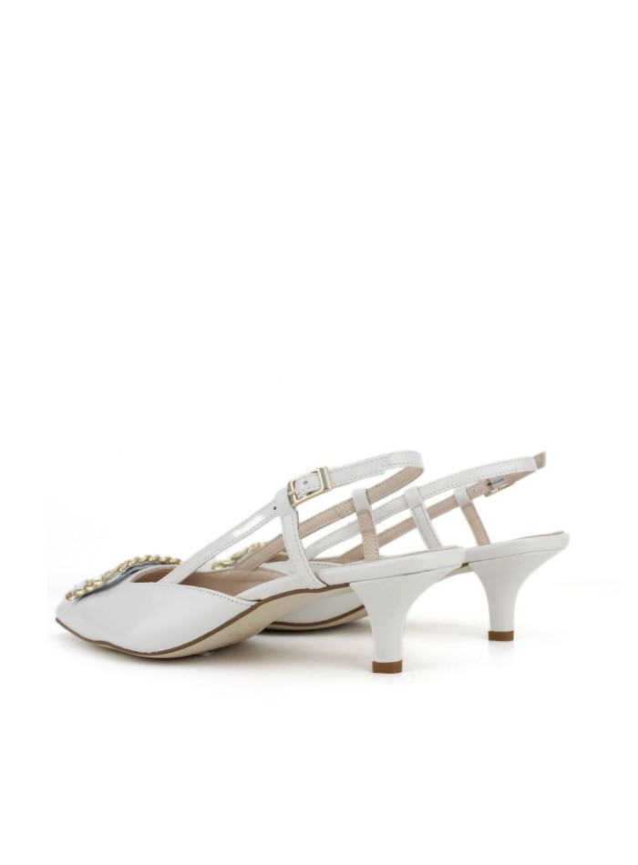 Zapato destalonado de tacón blanco con detalle...