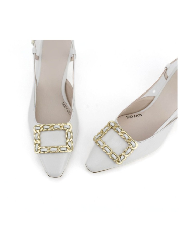 Zapato destalonado de tacón blanco con detalle...