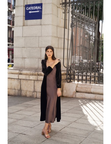 Manteau midi en velours noir avec encolure croisée