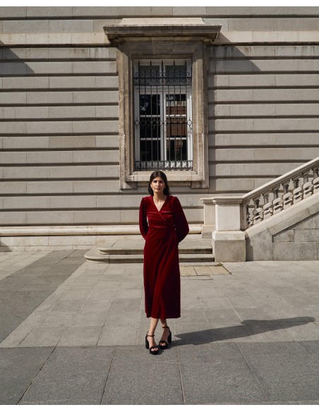 Manteau midi en velours rouge avec encolure croisée